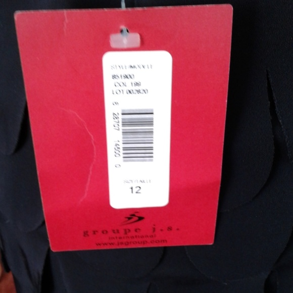 NWT. Pull-on black skirt with layers of U cuts - Picture 5 of 7